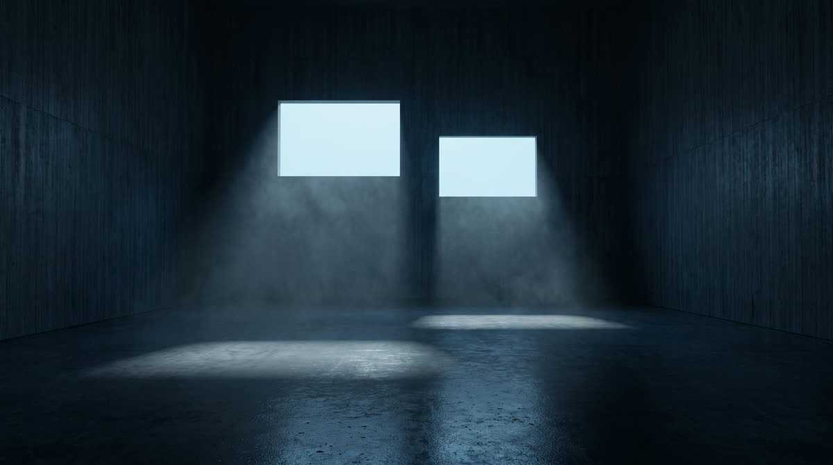 Dos rectangulos de luz flotando a distinta altura en un cuarto de concreto.